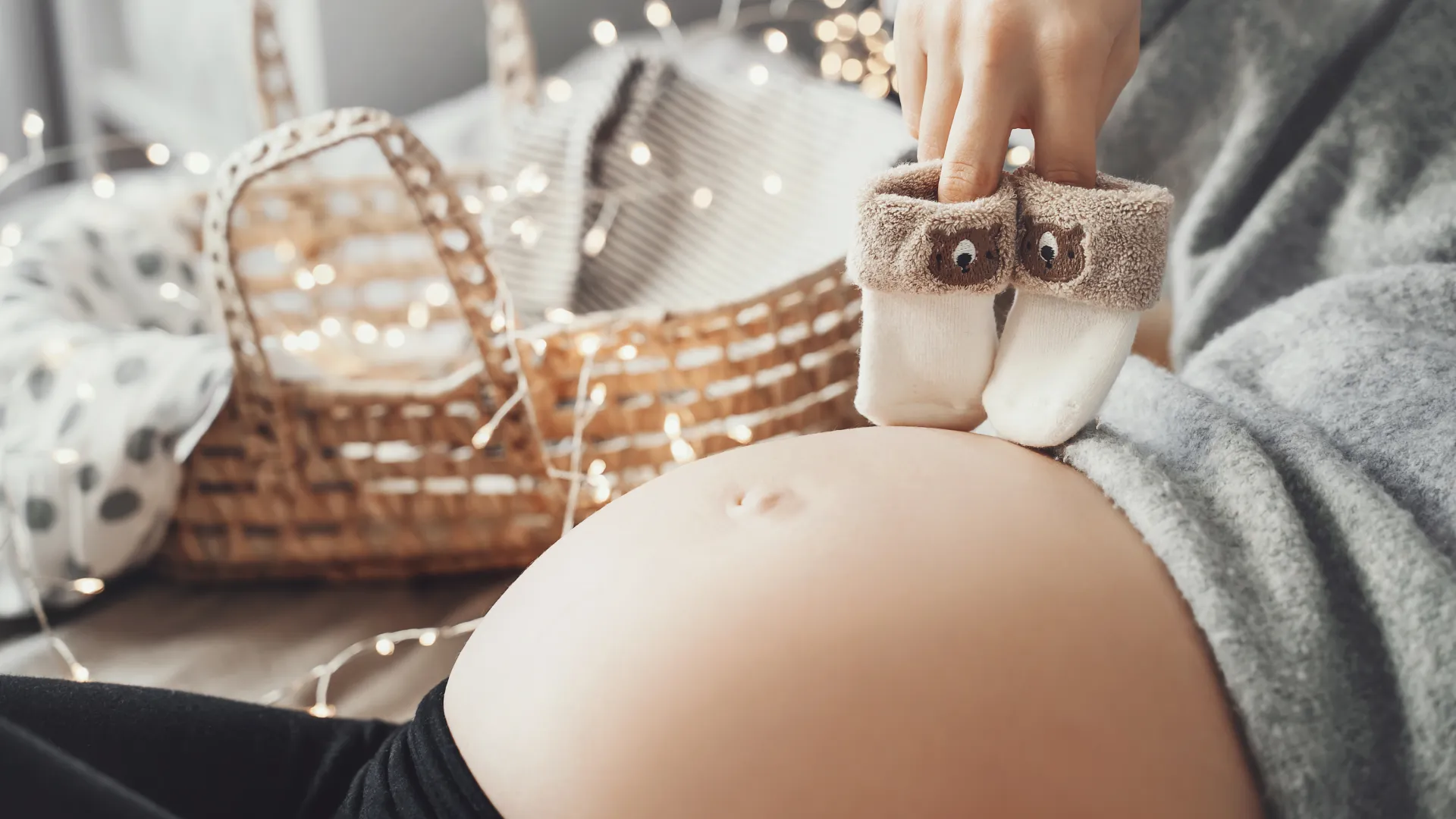 Kobieta w ciąży w małymi bucikami