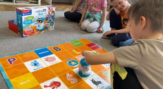zdjęcie dzieci podczas nauki i zabawy z wykorzystaniem pomocy naukowych - zestawów do nauki kodowania