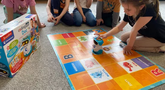 zdjęcie dzieci podczas nauki i zabawy z wykorzystaniem pomocy naukowych