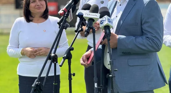 konferencja na Stadionie Miejskim - przekazanie historycznej dotacji na budowę letniego basenu 