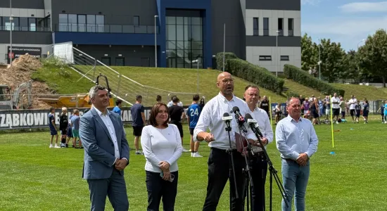 konferencja na Stadionie Miejskim - przekazanie historycznej dotacji na budowę letniego basenu 