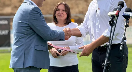 konferencja na Stadionie Miejskim - przekazanie historycznej dotacji na budowę letniego basenu 