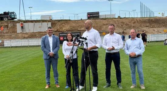 konferencja na Stadionie Miejskim - przekazanie historycznej dotacji na budowę letniego basenu 