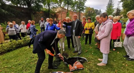 e2aa4a191537a4d85dac6cede9c1115a