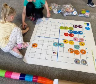 zdjęcie dzieci podczas nauki i zabawy z wykorzystaniem pomocy naukowych 