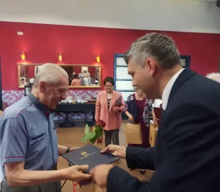 4e0945fef55a1a55b4e706068e83130f