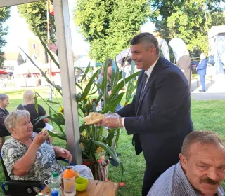 75d24a9a1cf6fb04919dec1b96be9c8e