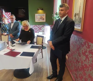 a688598864e7409034b6dffc3ba95668