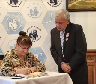 ad436dc56c74a90e11544ee75ea63ed9