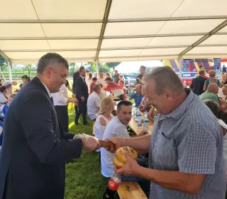 e820ce0e3c12a5bc2e88701e32ddbd40