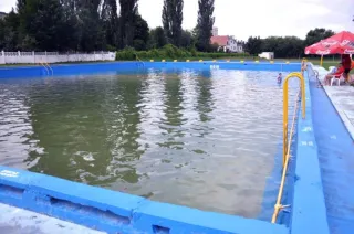 zdjęcie archiwalne - basen letni