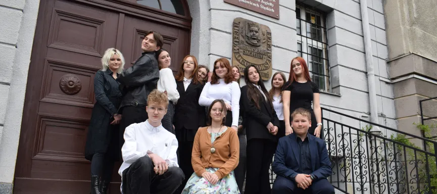 zdjęcie uczniów z Liceum Ogólnokształcącego przed szkołą
