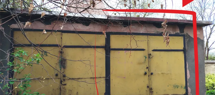 zdjęcie przedstawiające drzwi wjazdowe do garażu przy ul. Aliantów